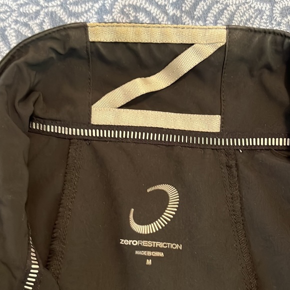 Zero Restriction Golf Vest - Picture 5 of 5